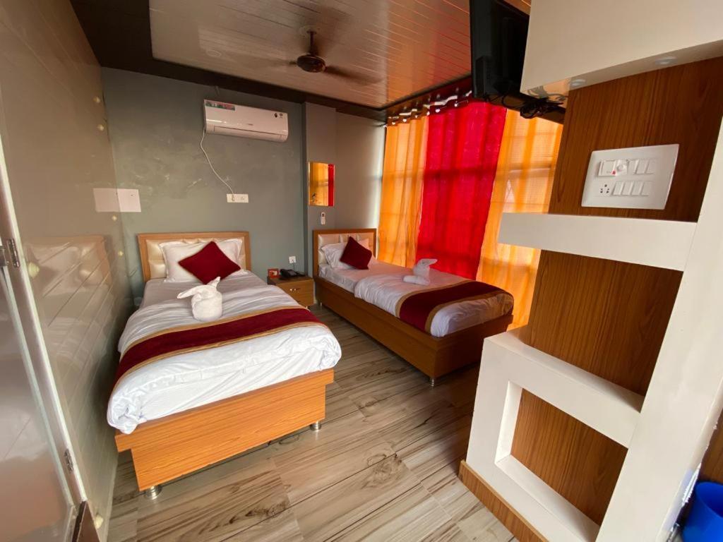 Hotel Kjs Inn Bahāsi 外观 照片