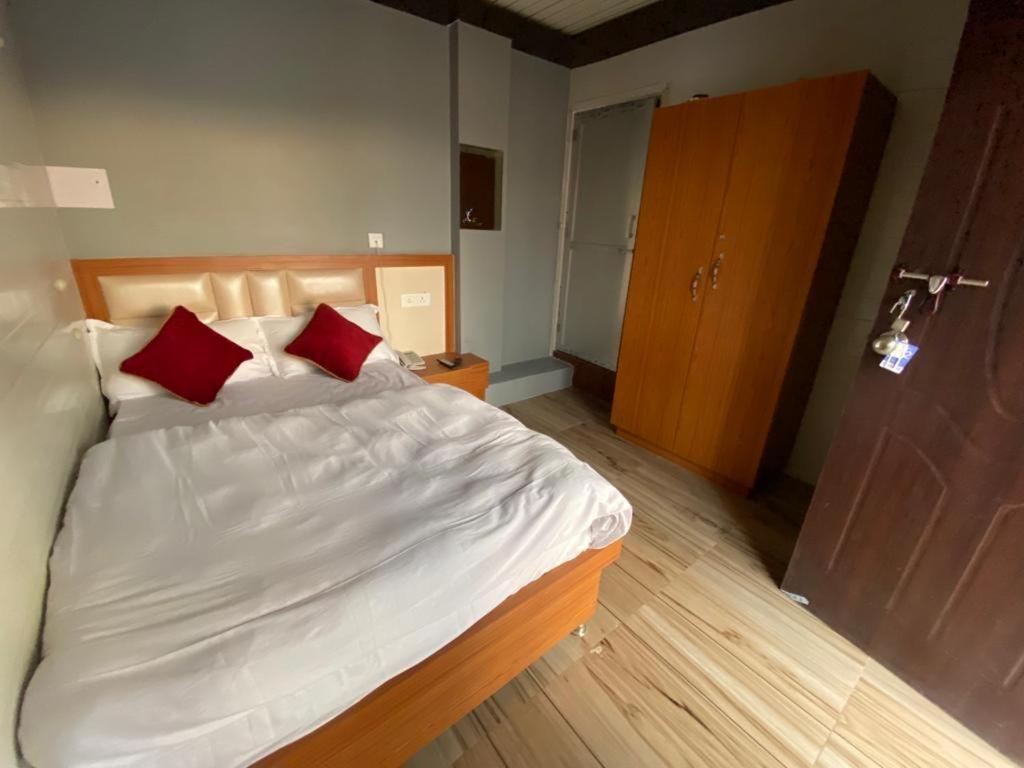 Hotel Kjs Inn Bahāsi 外观 照片