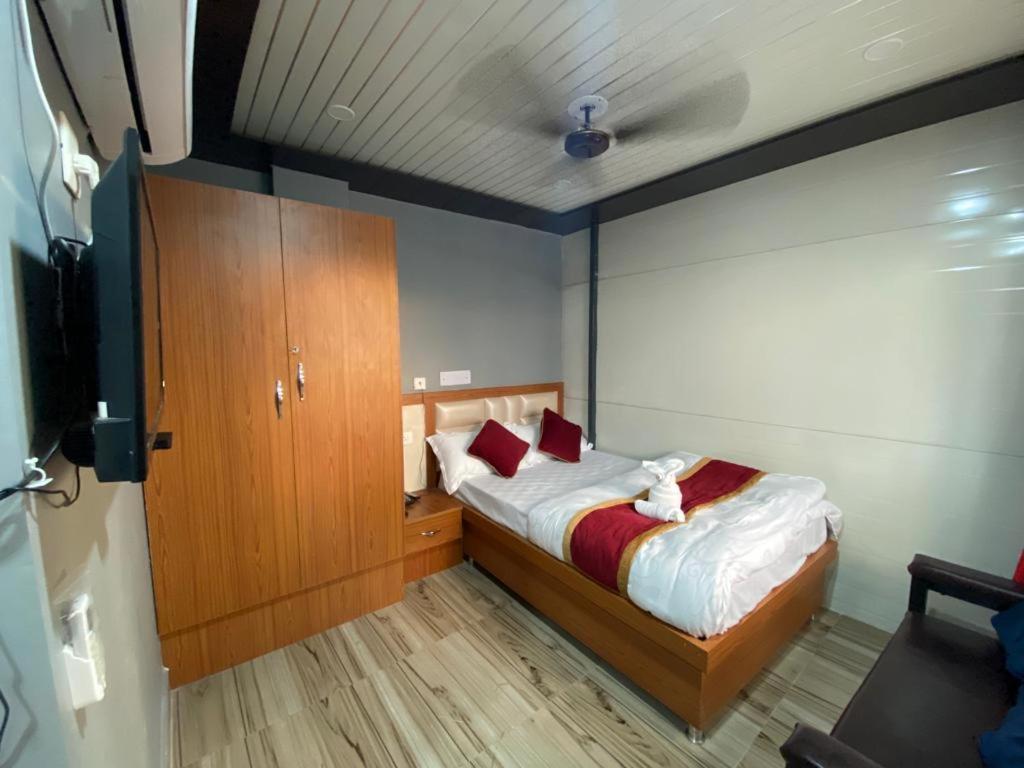 Hotel Kjs Inn Bahāsi 外观 照片
